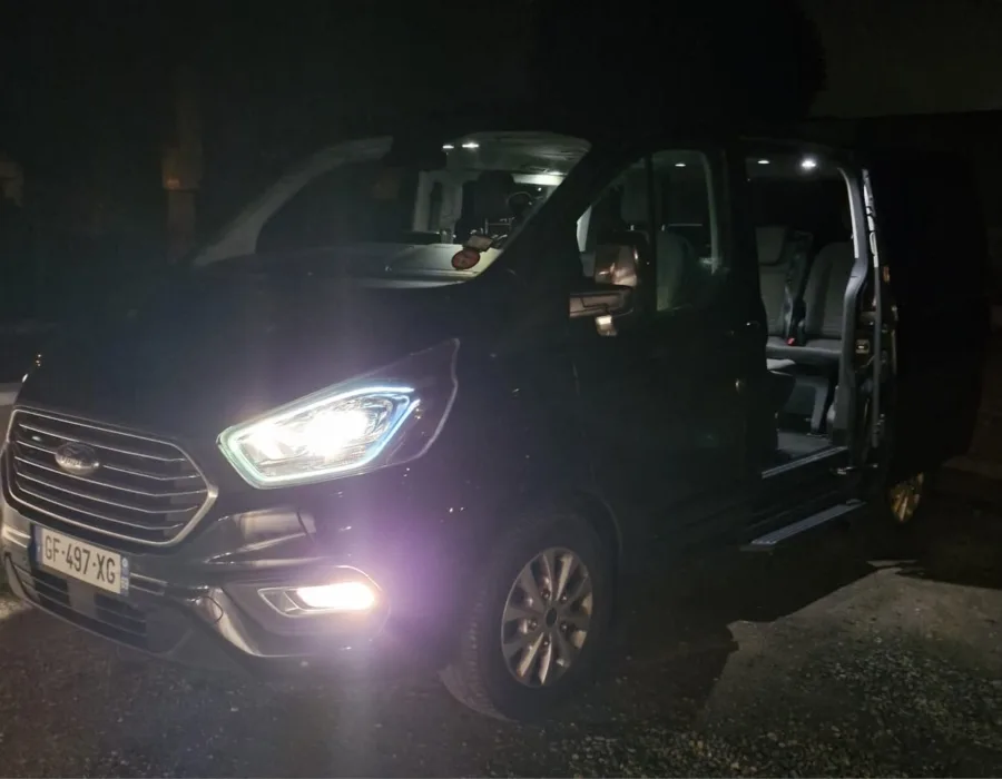 Ford Tourneo Custom noir 3/4 avant porte ouverte VTC Le Mans