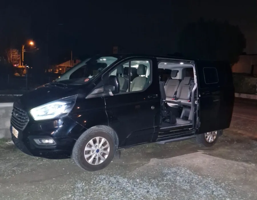 Van Ford Tourneo Custom 8 places porte coulissante ouverte Le Mans Sarthe